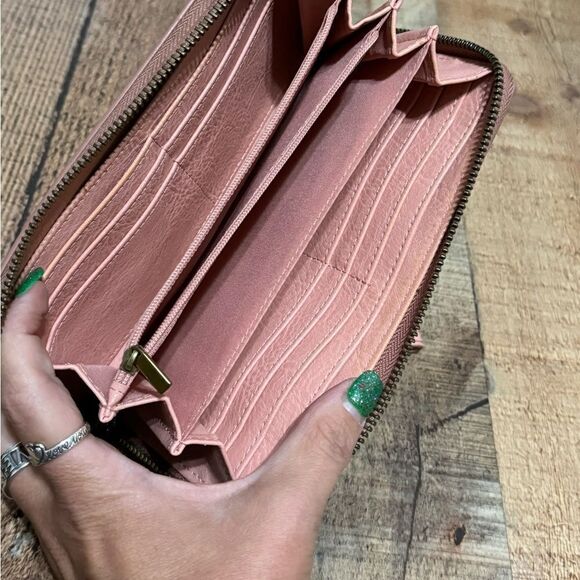 FOSSIL
Logan Leather RFID Zip Around Wallet Wristlet - Picture 9 of 10